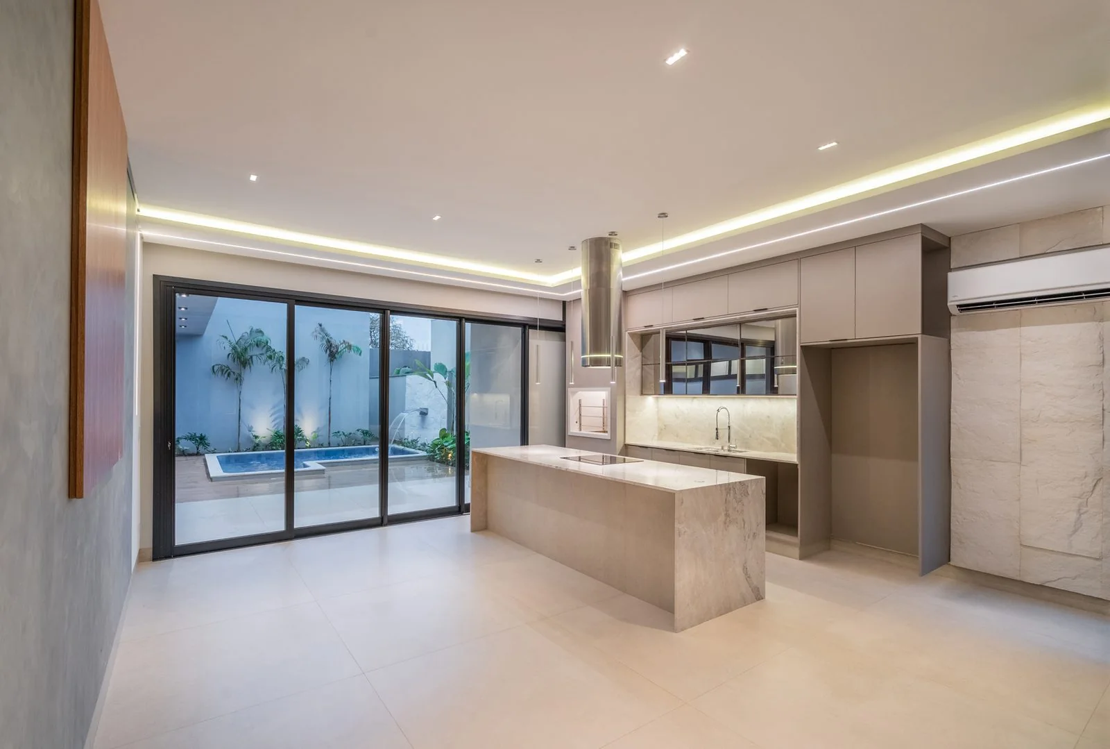 Área de convivência da Residência Jéssica, com iluminação integrada à arquitetura