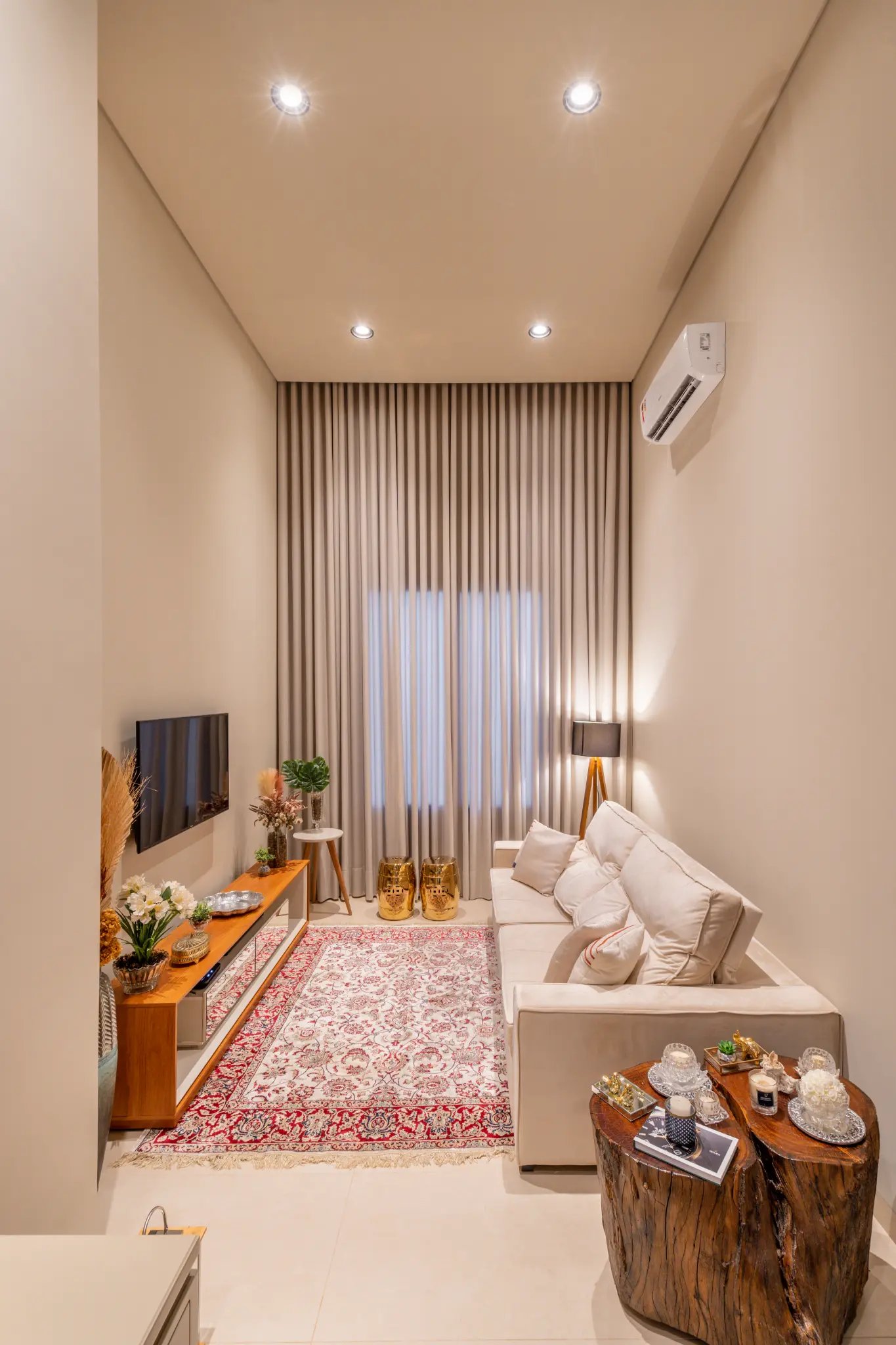 Corredor com Painel de Madeira