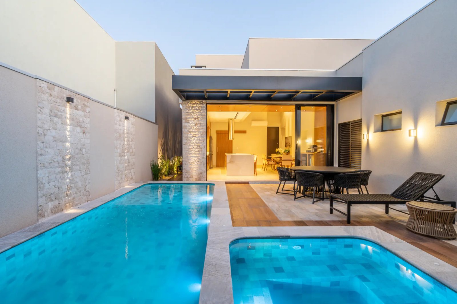 Iluminação de Piscinas e Áreas Externas: Criando Ambientes Mágicos